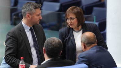Нинова: Асен Василев ги надигра всички. Направи Борисов за смях