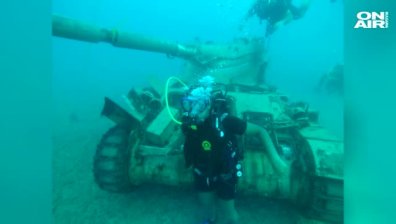 Ливан бори боклуците по плажа с... танкове в морето
