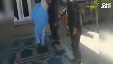 Бомбен атентат в джамия в Кабул, най-малко 12 души са убити 