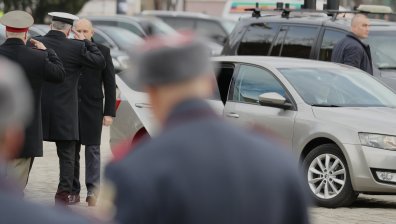 Радев пристигна с "Шкода"-та за водосвета на бойните знамена в София (СНИМКИ)