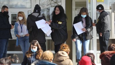 РНК ваксини за личните лекари: Чакаха на дълги опашки, получиха малко дози