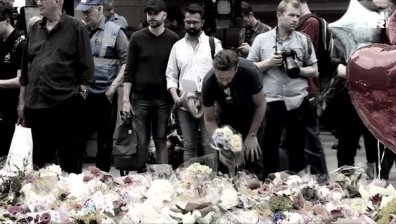 Свещи, цветя, балони... Великобритания почете жертвите на терора