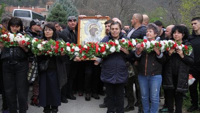 Вярващи последваха чудотворната икона на Света Богородица до местността Клувията