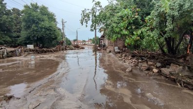 Воден Ад в Карловско, евакуират хора, потопени са коли и дворове