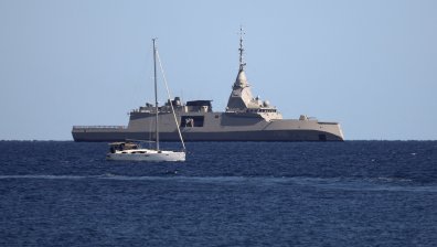 Сирени от британските бази посрещат Макрон в Кипър
