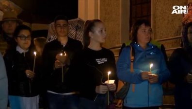 Жители и гости на Велико Търново посрещнаха Възкресение в местния храм
