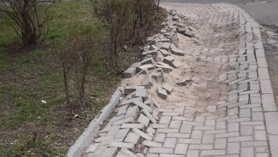 Сигнал от Кърджали: Тежки машини разбиха тротоар в града