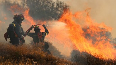 Фронтът на пожара на остров Крит обхвана повече от 6 км (СНИМКИ)