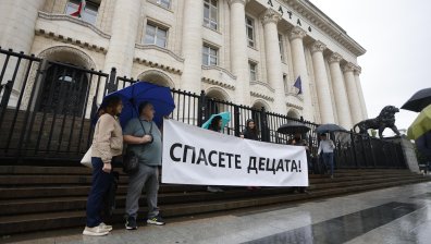 Протест в София: "Спасете децата" срещу съдебно решение по случая с Пейо Пеев