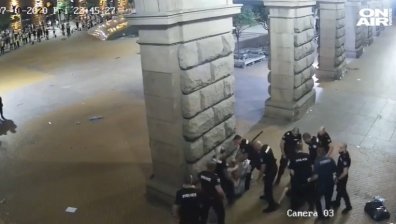 Нови сигнали за насилие, полицаи извадили лещите от очите на протестиращ