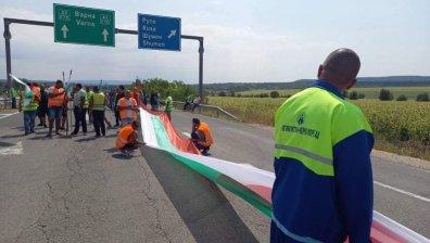 Протестите на работниците от "Автомагистрали Черно море" продължават
