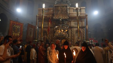 Благодатният огън слезе в църквата в Ерусалим, хиляди го посрещнаха