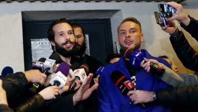 Пуснаха братя Тейт, обвинени в сводничество, под домашен арест