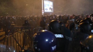 Побой с ритници и палки: Полицаи бият повален на земята мъж в центъра на София