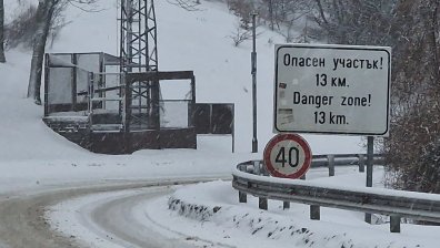 Усложнена обстановка на Шипка, вятър и снеговалеж пречат на видимостта