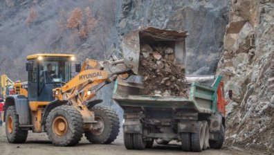 Разчистиха срутището край Елисейна, движението е възстановено