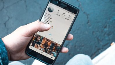 Глобалните продажби на смартфони отчитат срив от над 20%