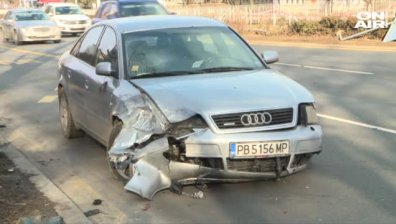 Агресивен на пътя шофьор помля две коли на бул. "България" в София