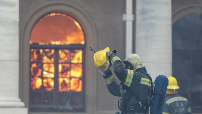 Огромен пожар бушува в парламента на ЮАР