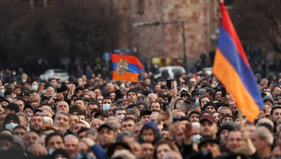 Протестиращи нахлуха в правителствена сграда в Ереван