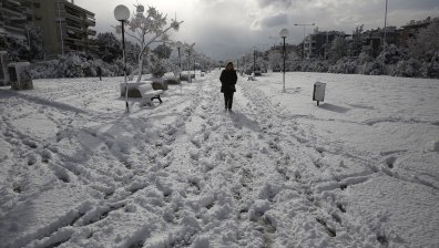 Зимата се оказа люта: Сняг и студ сковаха и Гърция