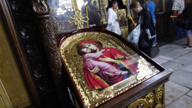 На днешния празник палим свещ пред иконата на Богородица