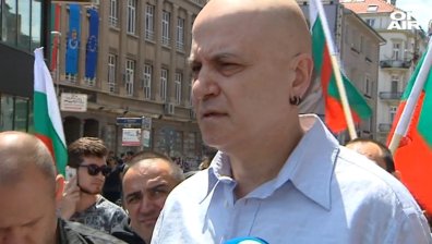 Слави Трифонов протестира пред парламента