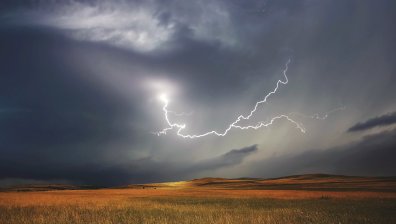 Опасно време! Жълт код за силни гръмотевични бури и градушки