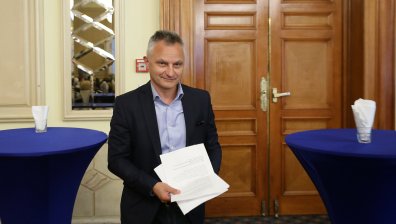 Захари Карабашлиев напуска Народния театър, Минеков иска смяна на ръководството