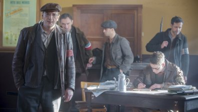 Планът на съпротивата влиза в действие и парадът започва 