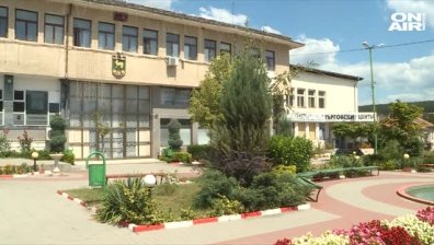 Кметът на Стрелча под прицел, "Икономическа полиция" влезе в общината (обновена)