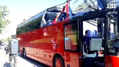 Автобус остана без покрив след опит да мине под мост в Пловдив