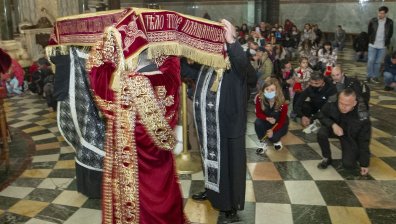 Столичани изпълниха храмовете на Разпети петък