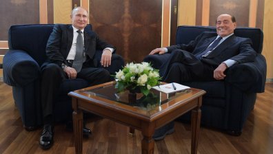 ЕК: Подарената водка от Путин на Берлускони нарушава санкциите