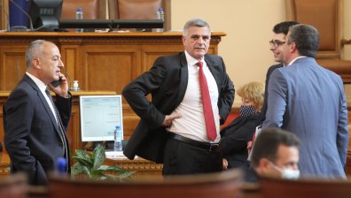 Янев за пожарите: Нямаме летателна техника, ще търсим помощ от друга държава