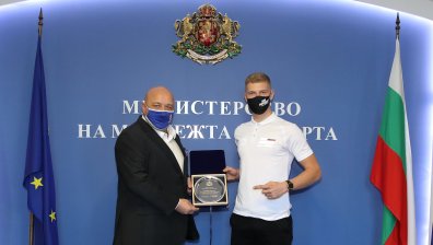 Министър Кралев награди младата надежда в мотоциклетизма Теодор Кабакчиев