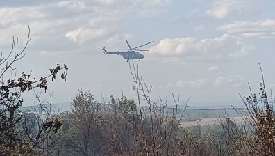 Обявиха частично бедствено положение в Старозагорско, Ми-17 гаси пламъците