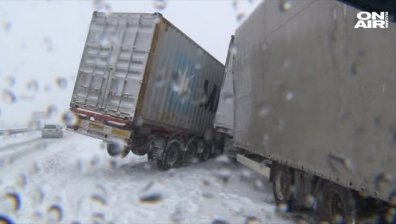 Хаос, сняг 40 см, вятър до 70 км/ ч - страната е в снежен капан!