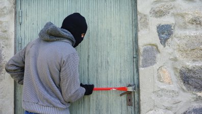 Крадец ошушка гараж в София, задигна дори бутилка с вино и купи за награди