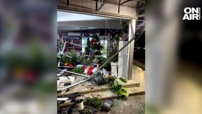 Кола помете магазин за цветя в София, шофьорът бил неадекватен, избягал