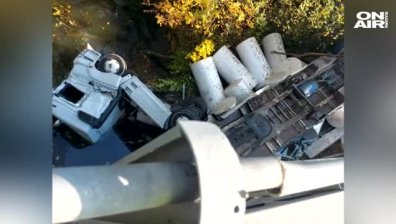 ТИР скъса мантинела и падна в река Луда Камчия