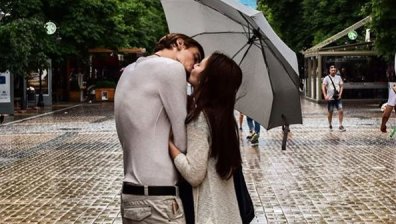 Случаен кадър на целувка под дъжда се превърна в истински хит