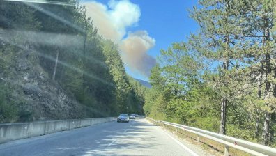 Хвърлена цигара от автомобил вероятно е причинила пожара в Родопите