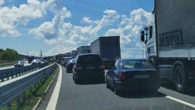 ТИР пресече мантинелата на АМ "Тракия", заби се челно в насрещен тежкотоварен автомобил (ОБНОВЕНА)