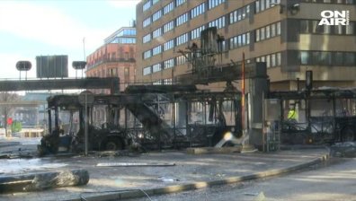 Инцидент в центъра на Стокхолм: Автобус се взриви и избухна в пламъци