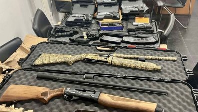 Митничари задържаха камион с незаконни оръжия