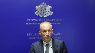 МОН: Няма решение за връщане към завършване на основно образование в 8 клас