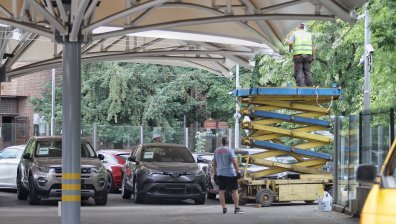 Общината демонтира луксозна автокъща в Борисовата градина