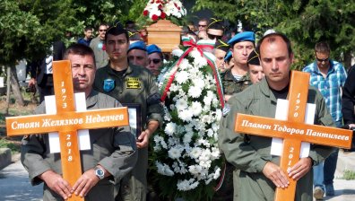 Стотици военни козируваха за последно на загиналите летци в Пловдив
