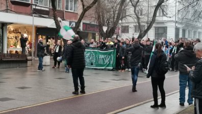 Феновете на "Берое" излязоха на протест, енергийният министър ги отряза